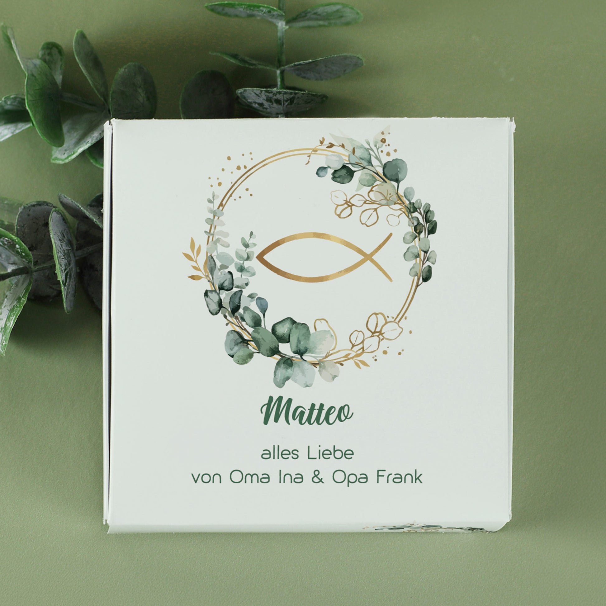 Personalisierte Geschenkbox mit Eukalyptus Ichthys Motiv und Name für Kreuzkette Geschenk