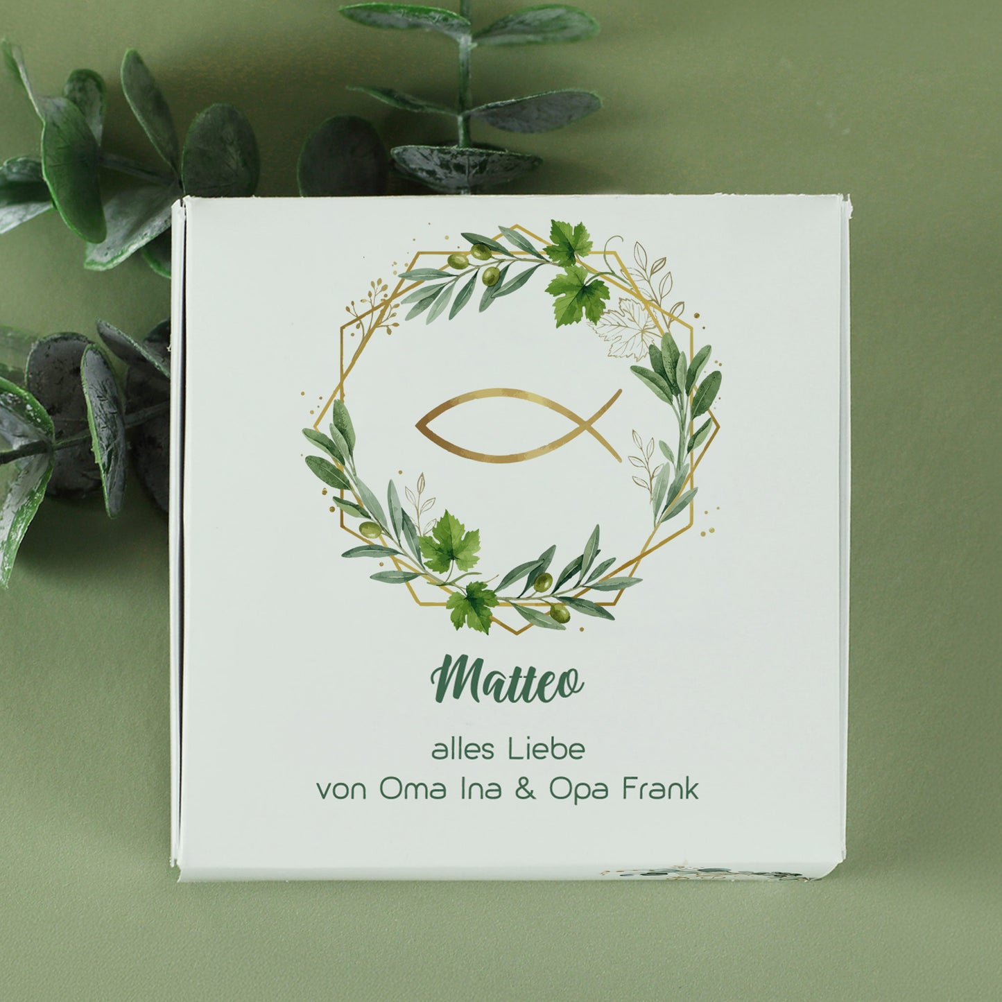 Personalisierte Geschenkbox mit Blätterkranz und  Ichthys Motiv und Name für Kreuzkette Geschenk