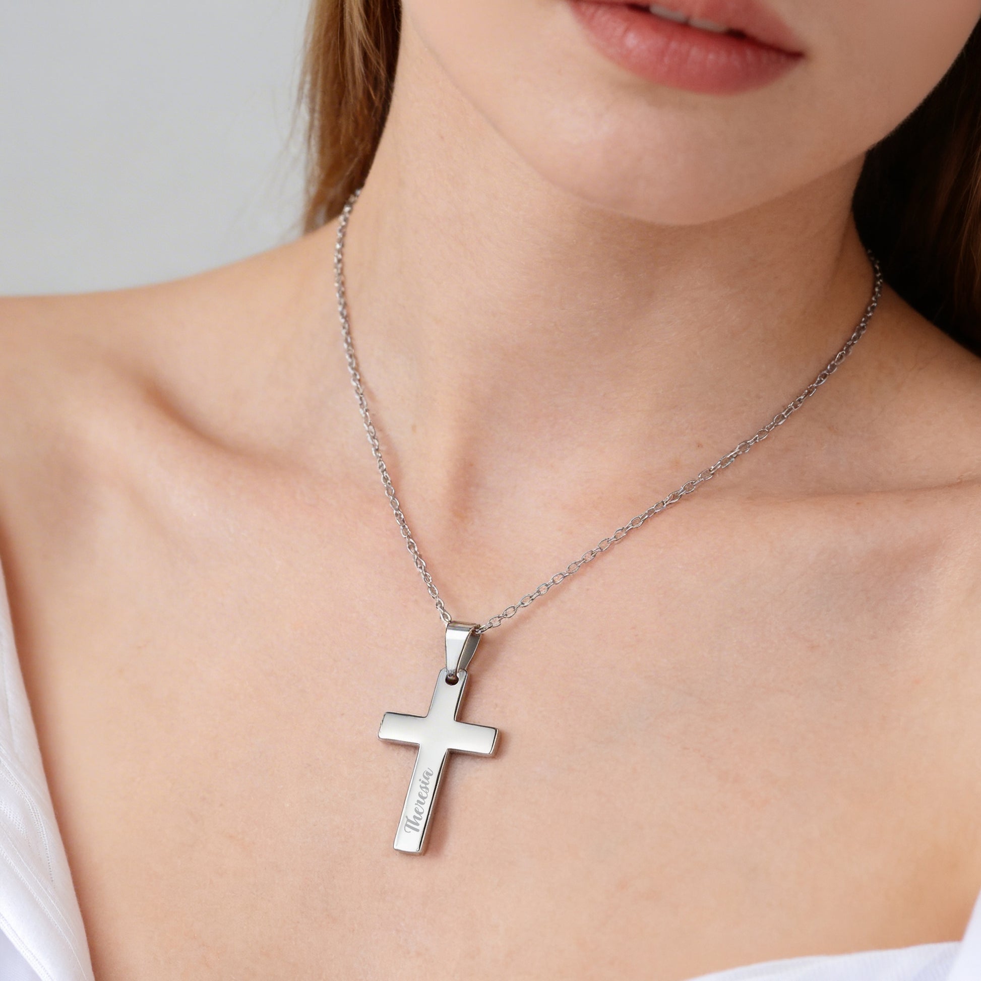 Detailansicht Kreuz Anhänger mit Namensgravur Edelstahl