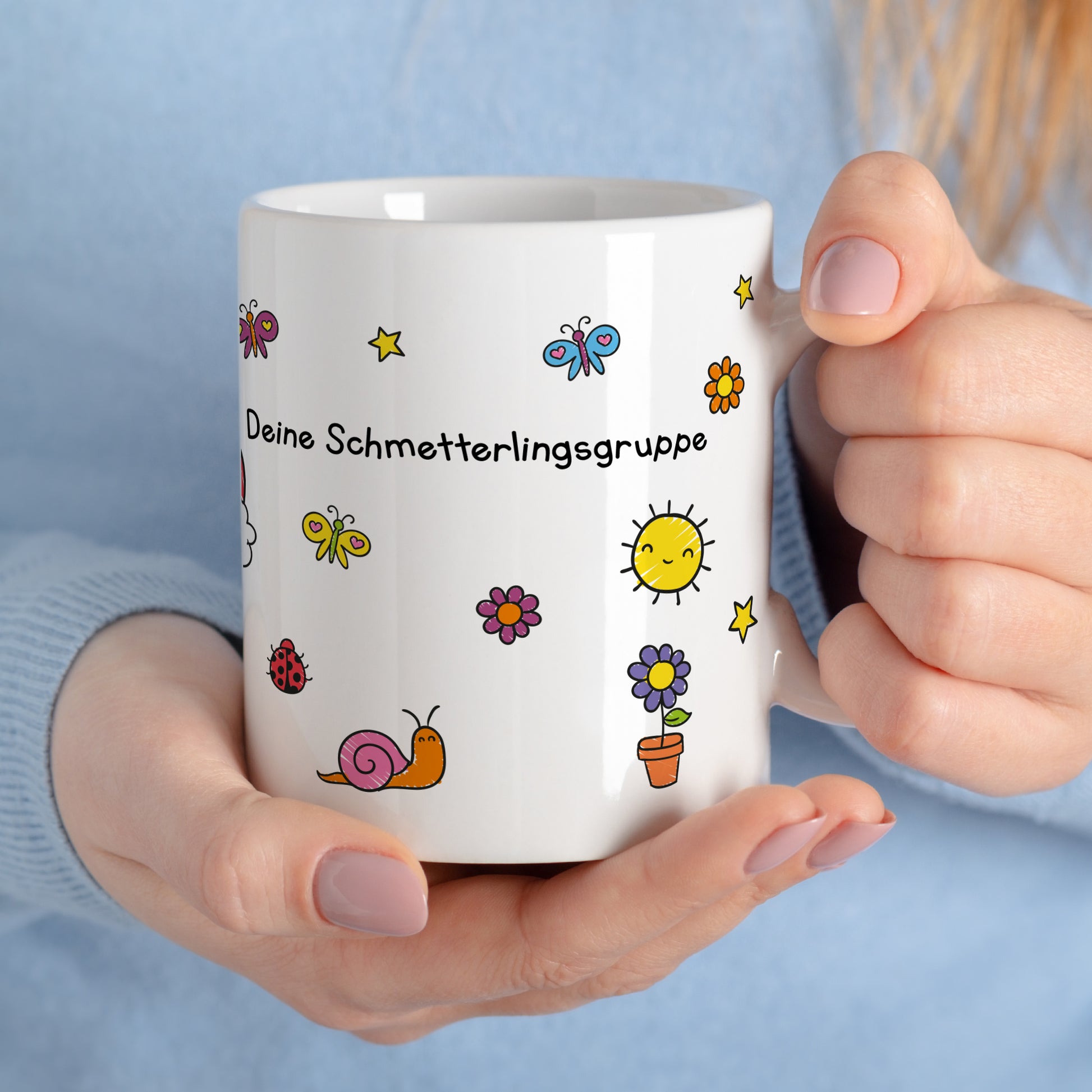 Rückseite der Dankeschön Tasse mit Schmetterlingsgruppe Schriftzug und bunten Kinder Motiven