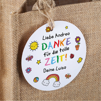 Detailansicht des runden Geschenkanhängers mit Danke für die tolle Zeit Motiv auf Jutetasche