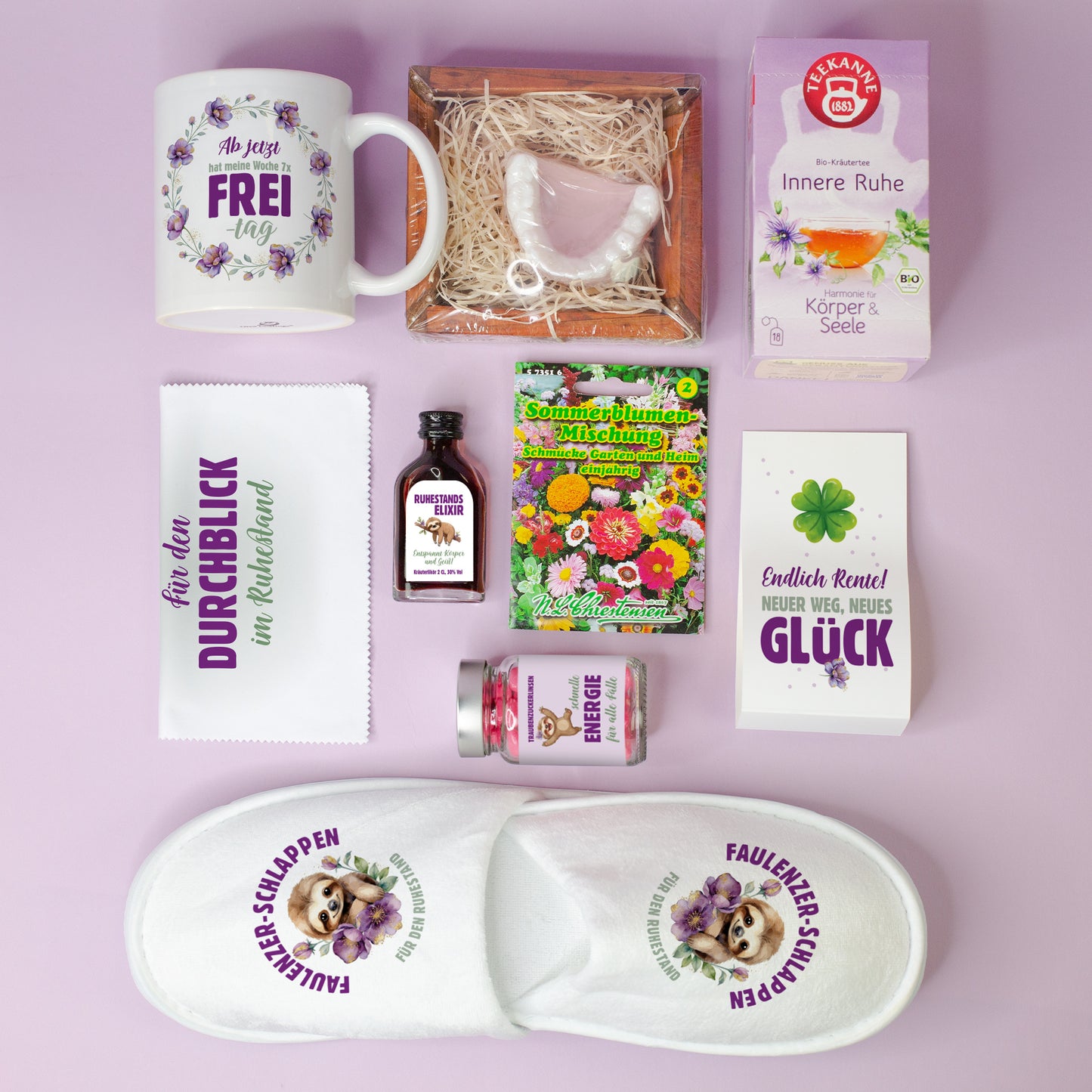 Übersicht aller Inhalte des Renten Starter Sets mit Tasse, Schlappen, Tee, Glückskeks, Gebissseife, Kräuterlikör, Traubenzuckerpillen, Saatgut und Brillenputztuch