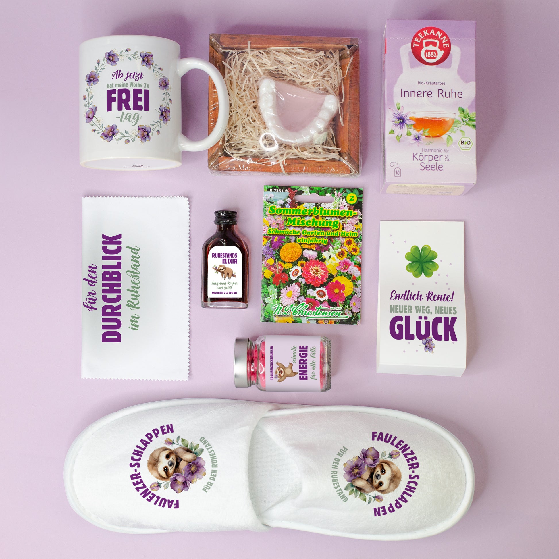 Übersicht aller Inhalte des Renten Starter Sets mit Tasse, Schlappen, Tee, Glückskeks, Gebissseife, Kräuterlikör, Traubenzuckerpillen, Saatgut und Brillenputztuch