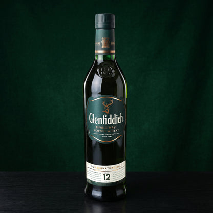 Glenfiddich Single Malt Scotch Whisky 12 Jahre Flasche auf dunklem Hintergrund