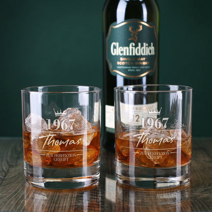 Zwei gravierte Whiskygläser mit Jahr, Name und „Zur Perfektion gereift“ Motiv vor Glenfiddich Flasche