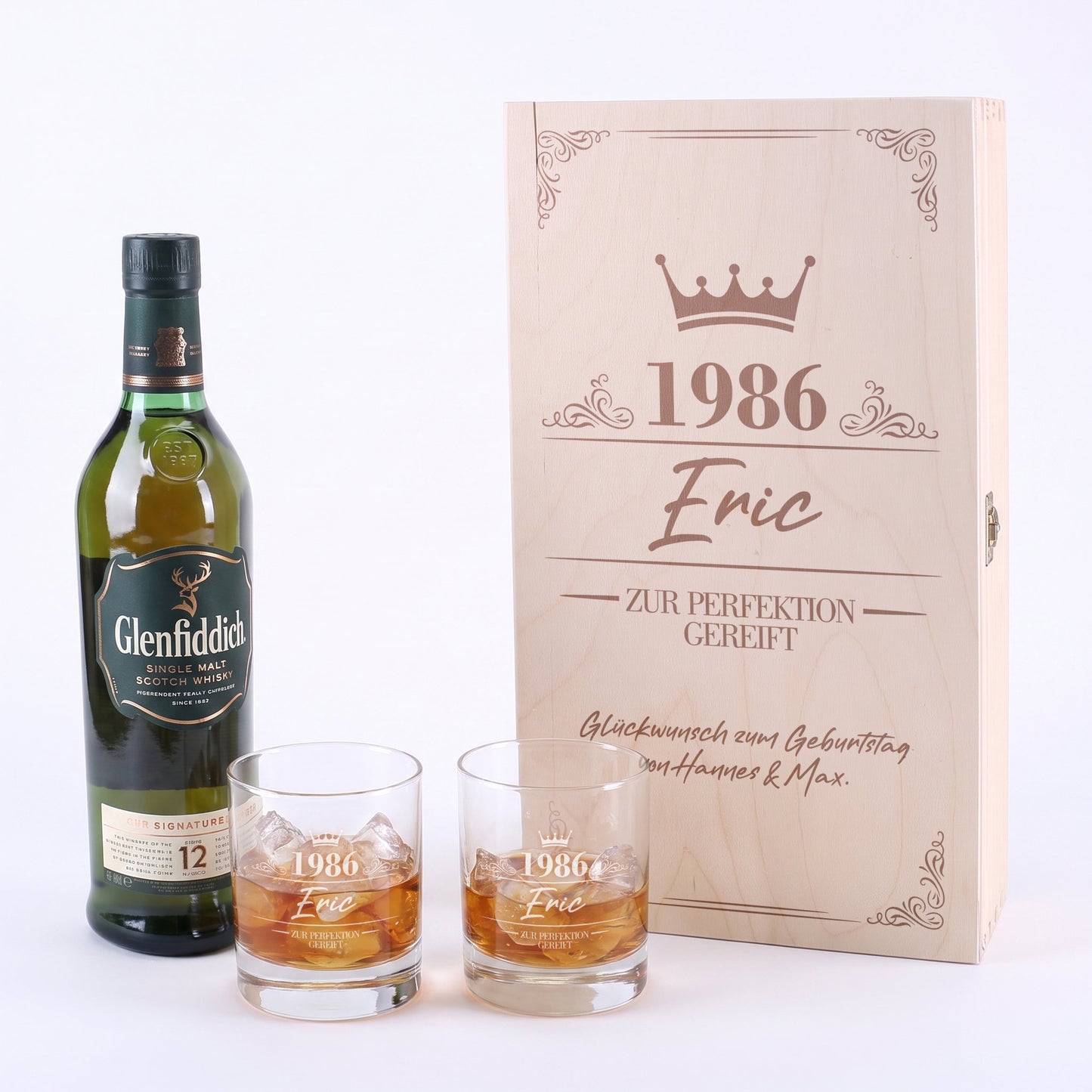 Personalisiertes Whisky Geschenkset mit Glenfiddich Flasche, zwei Gläsern und gravierter Holzkiste auf hellem Hintergrund