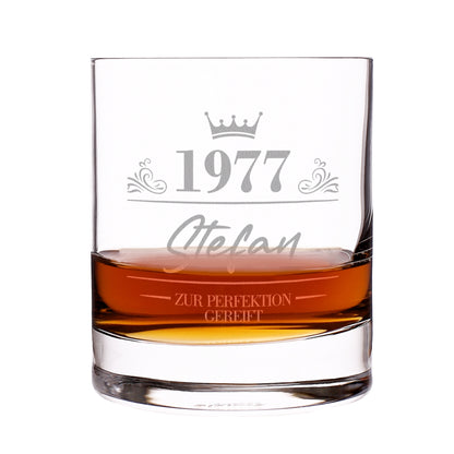 Graviertes Whiskyglas mit Jahr 1977, Name Stefan und „Zur Perfektion gereift“ Motiv