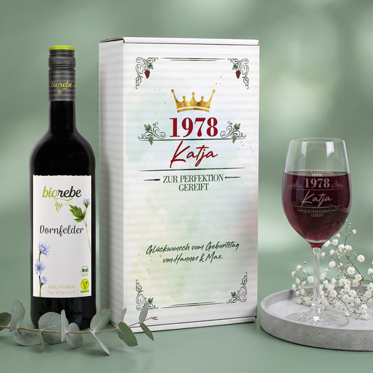 Personalisiertes Wein Geschenkset zum Geburtstag mit Dornfelder, bedruckter Geschenkbox und graviertem Weinglas