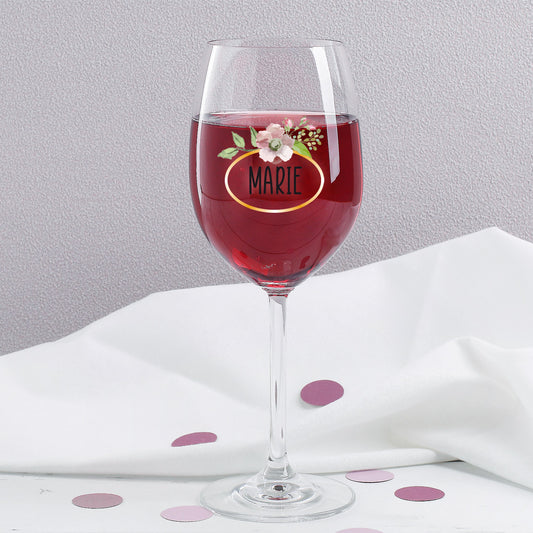 Weinglas mit Blumendekor und Namensaufdruck „Marie“ gefüllt mit Rotwein
