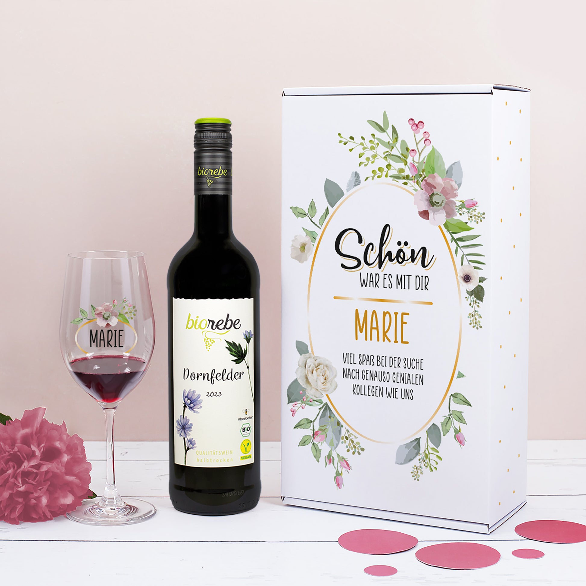 Geschenkset mit Rotwein Dornfelder, Weinglas mit Blumenmotiv und Geschenkbox „Schön war es mit dir – Marie“