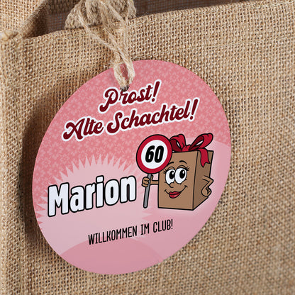 Runder Geschenkanhänger Alte Schachtel mit Name Marion und Alter 60 an einer Jutetasche
