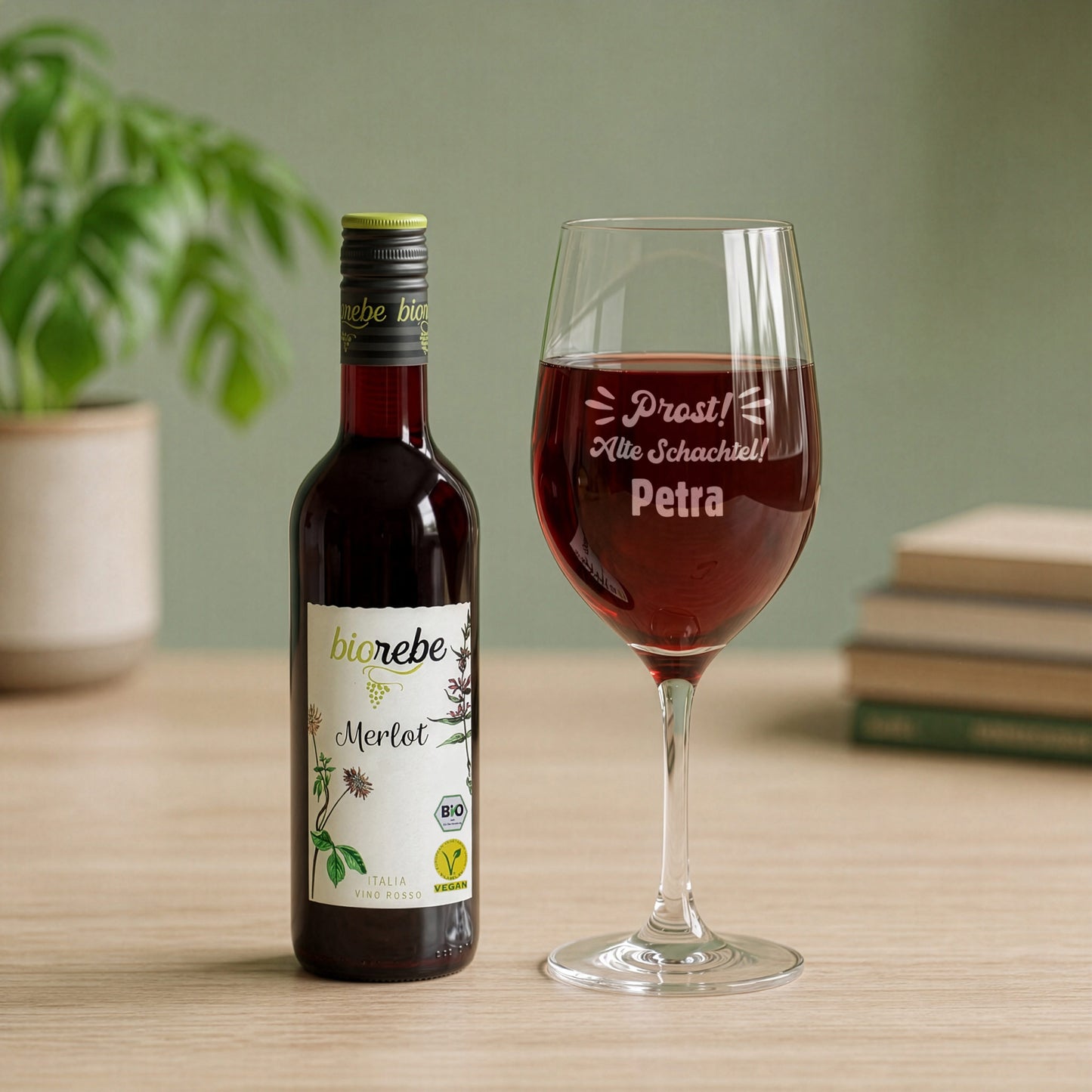 Biorebe Merlot Rotwein mit graviertem Leonardo Weinglas Prost Alte Schachtel und Name Petra