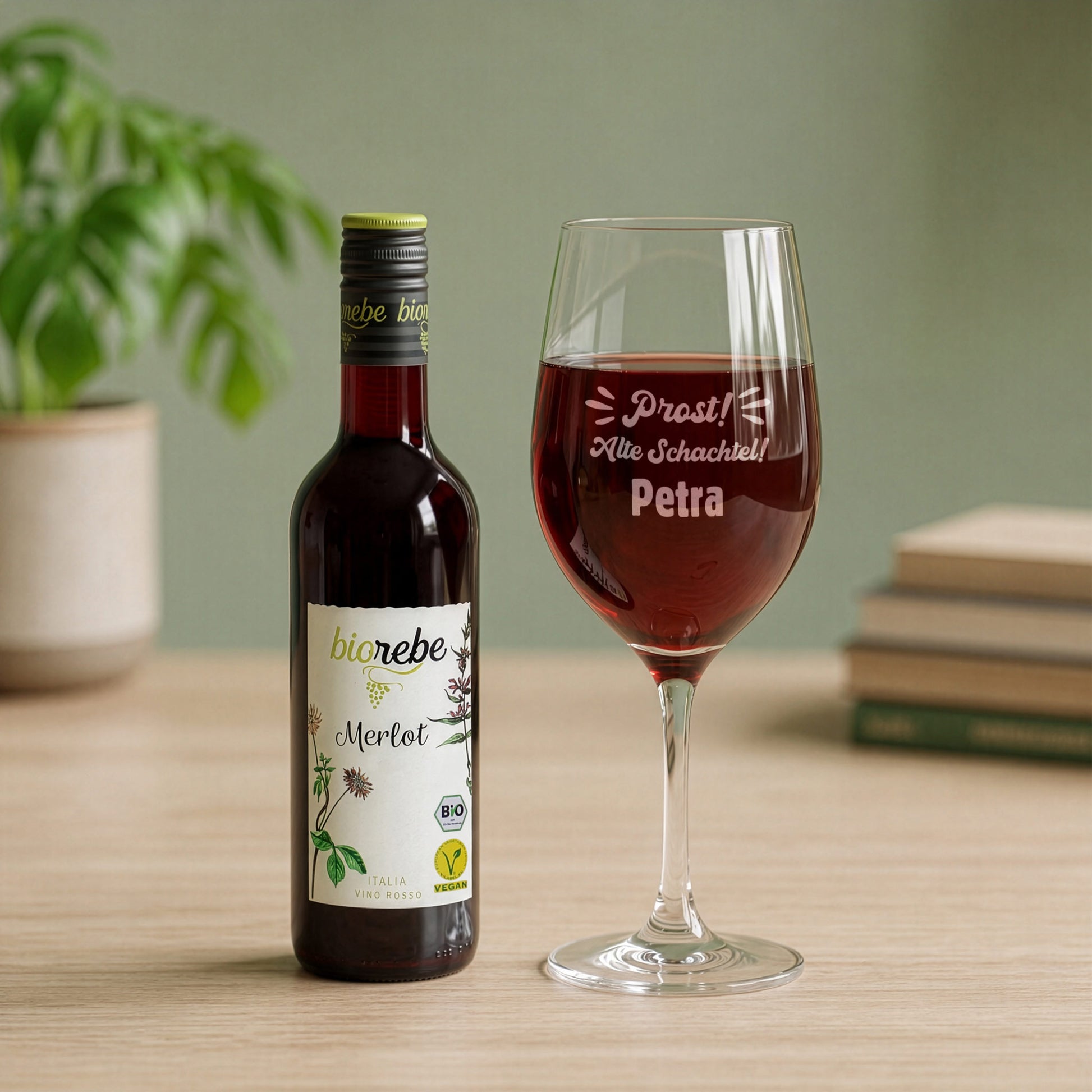 Biorebe Merlot Rotwein mit graviertem Leonardo Weinglas Prost Alte Schachtel und Name Petra