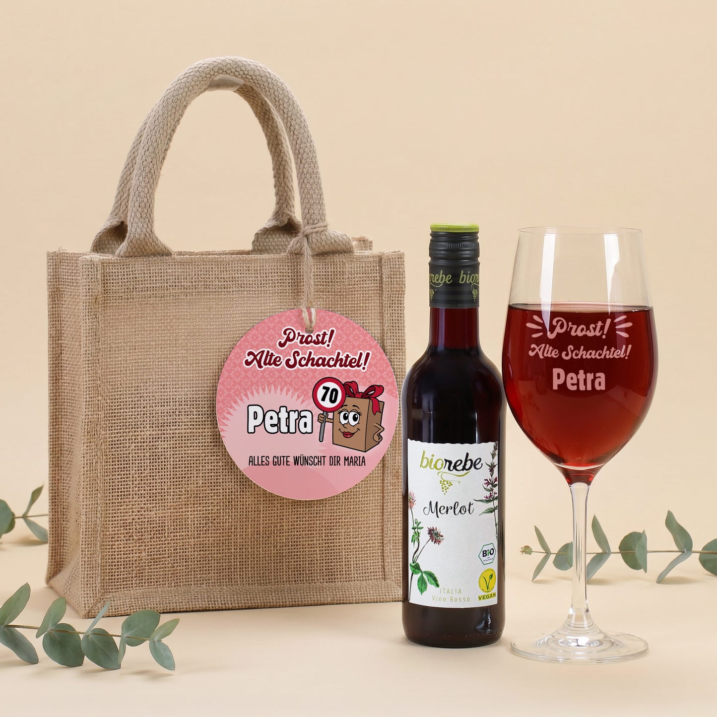 Biorebe Merlot Weinset mit Jutetasche, Geschenkanhänger Petra 70 und graviertem Weinglas
