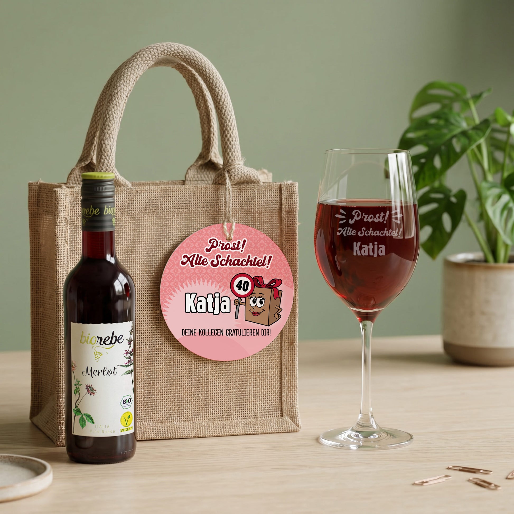 Personalisiertes Wein Geschenkset mit Biorebe Merlot, Jutetasche und Weinglas mit Gravur Katja