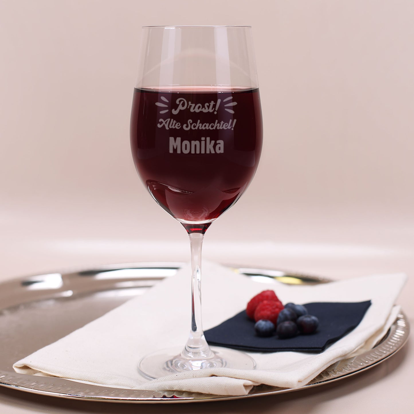 Graviertes Leonardo Weinglas mit Rotwein und Motiv „Prost! Alte Schachtel!“ mit Name Monika