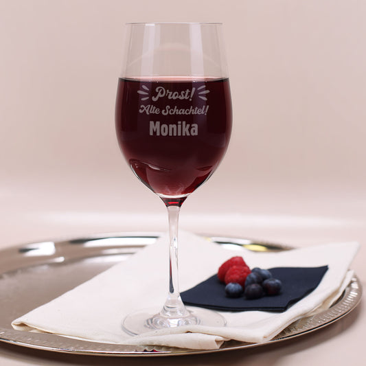 Graviertes Leonardo Weinglas mit Rotwein und Motiv „Prost! Alte Schachtel!“ mit Name Monika