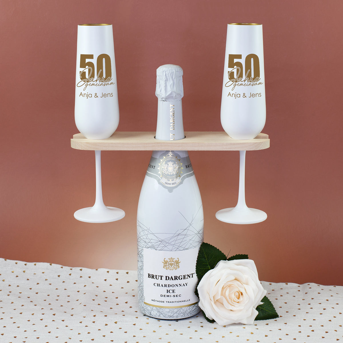 Geschenkset zur Goldenen Hochzeit mit Brut Dargent Sekt, zwei personalisierten Sektgläsern mit Motiv 50 Jahre gemeinsam und Namen Anja & Jens sowie Weinbutler aus Holz
