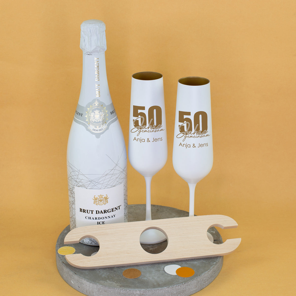 Brut Dargent Chardonnay mit zwei personalisierten Sektgläsern für Anja & Jens und Motiv 50 Jahre gemeinsam neben Weinbutler aus Akazienholz