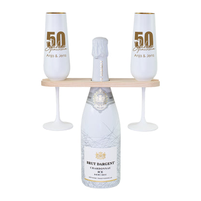 Freigestelltes Geschenkset zur Goldenen Hochzeit mit Brut Dargent Sekt, personalisierten Gläsern für Anja & Jens und Weinbutler aus Holz