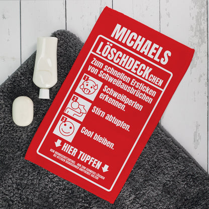 Personalisiertes rotes Handtuch „Michaels Löschdeckchen“ mit lustiger Anleitung zum Abtupfen von Schweißperlen