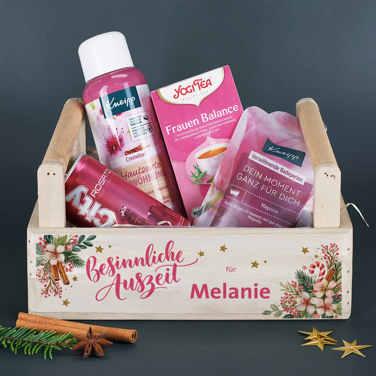 Personalisierter Weihnachts-Geschenkkorb „Besinnliche Auszeit für Melanie“ mit Rosato, YOGI TEA, Kneipp Cremebad und Badeperlen