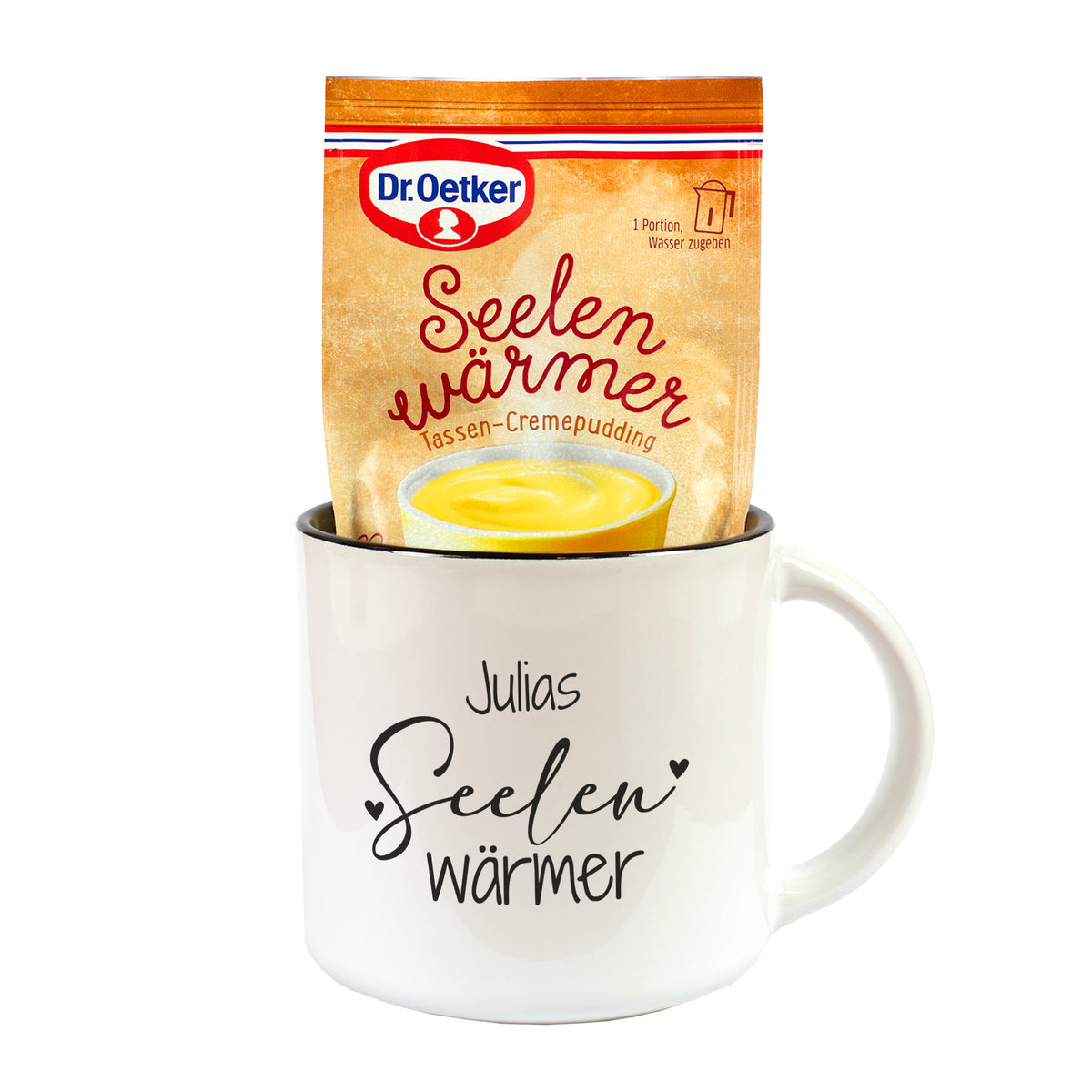 Seelenwärmer Tasse mit Name und Tassen-Cremepudding Vanille Geschmack auf weißem Hintergrund