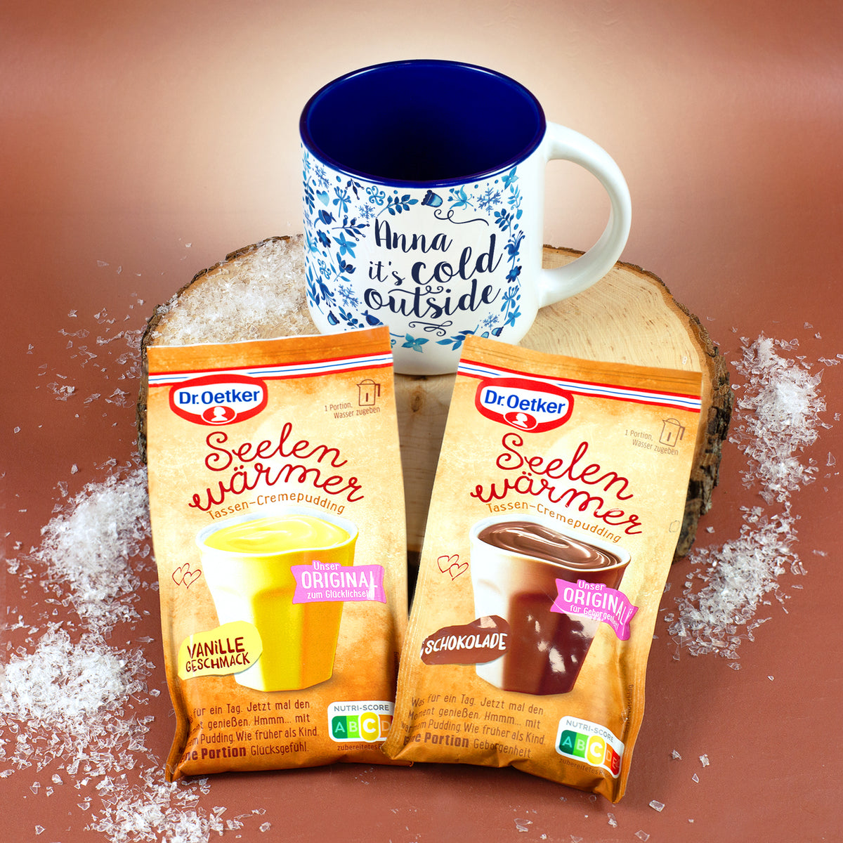 Personalisierte Tasse mit blauem Wintermotiv und zwei Dr. Oetker Seelenwärmer Tassenpuddings