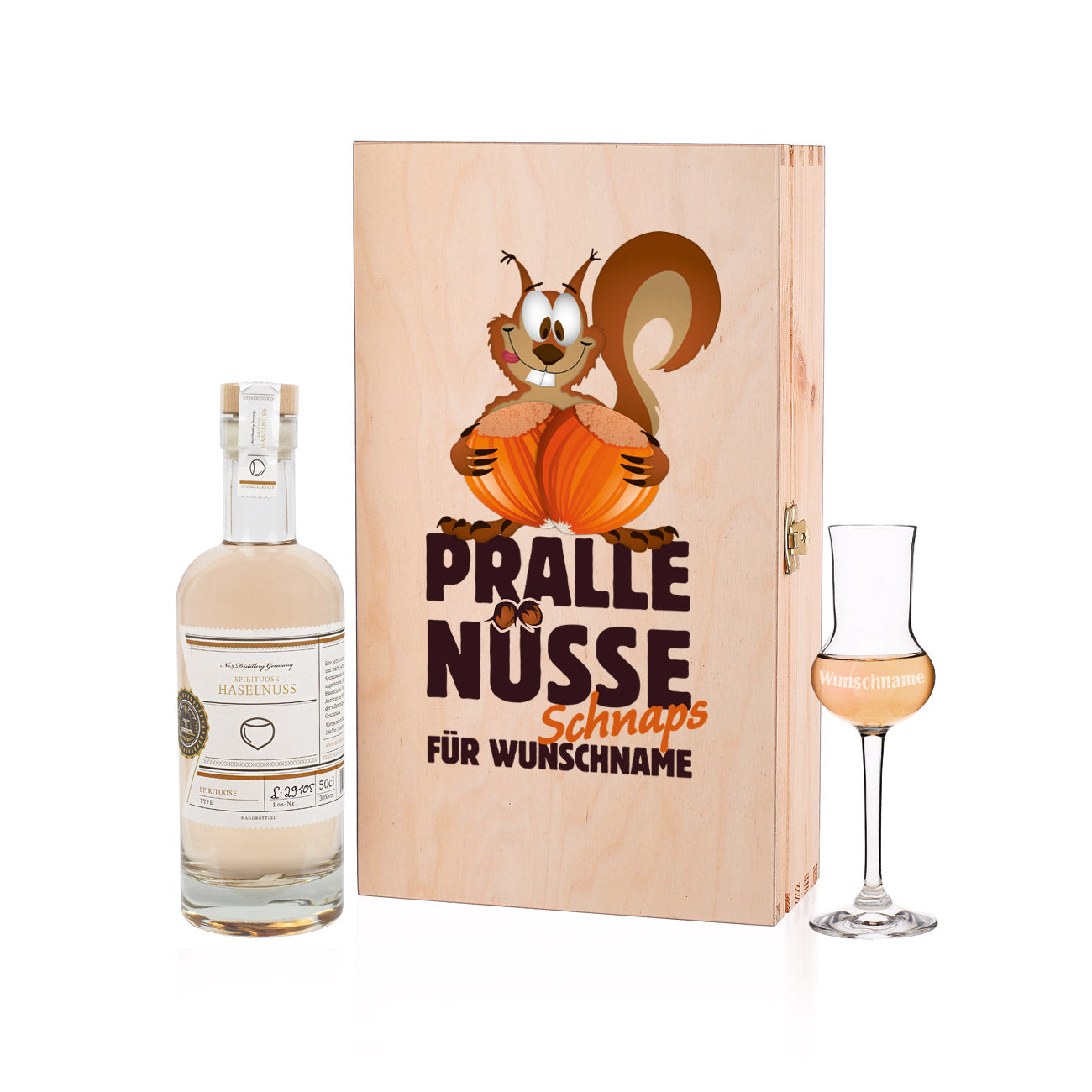 Personalisiertes Geschenkset mit Grappaglas und Haselnussschnaps freigestellt auf weißem Hintergrund
