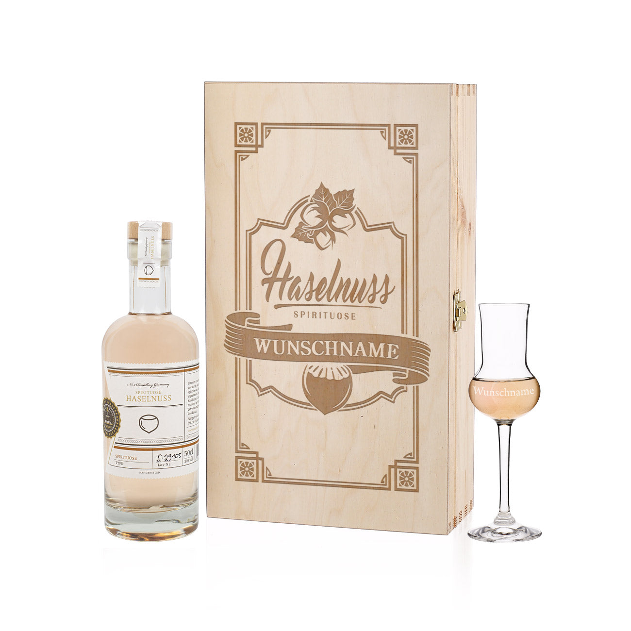Personalisiertes Geschenkset mit Haselnussschnaps, Grappaglas und gravierter Geschenkbox freigestellt auf weißem Hintergrund