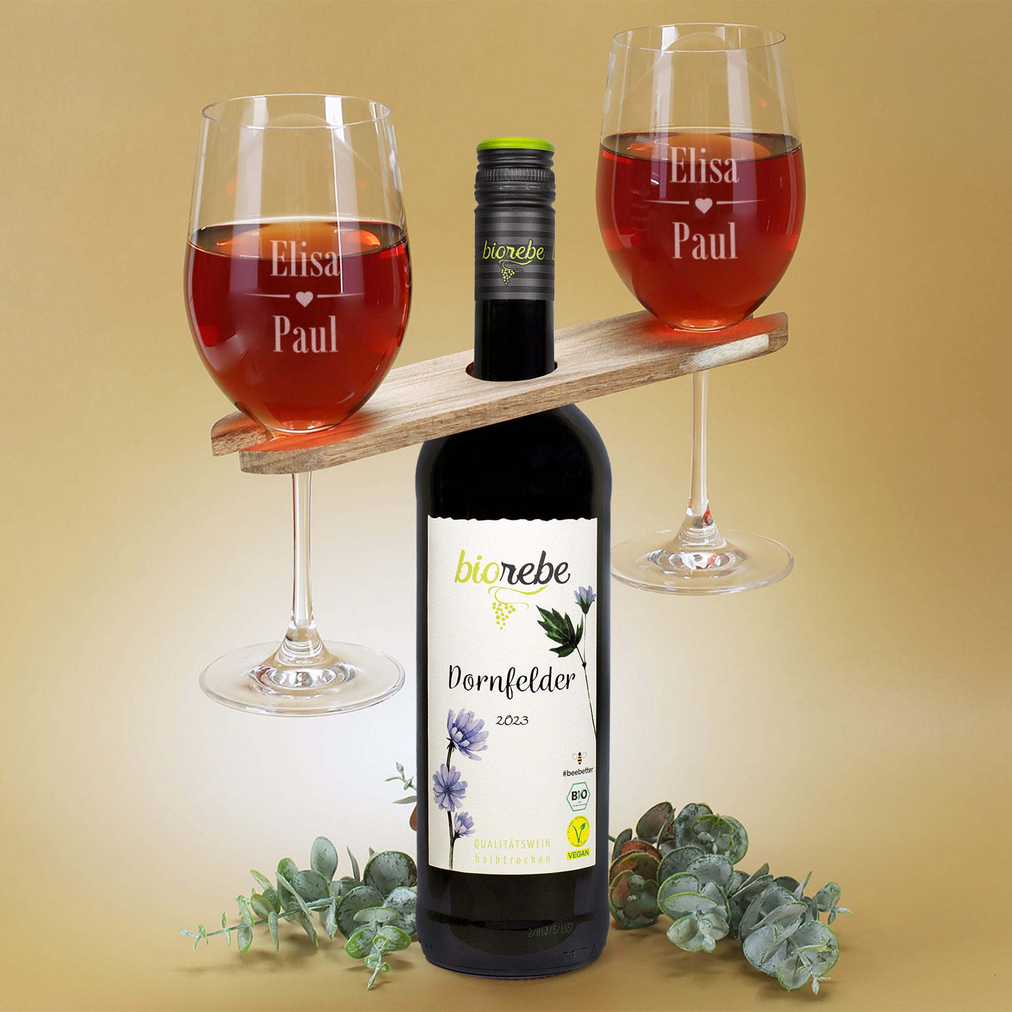 Herz & Heim® Geschenkset – 2 Graviere Weingläser + Weinbutler + Gravierte Flasche