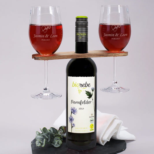 Geschenkset mit gravierten Weingläsern „Jasmin & Leon – 19.08.2023“, Biorebe Dornfelder Rotwein und Holz-Weinbutler
