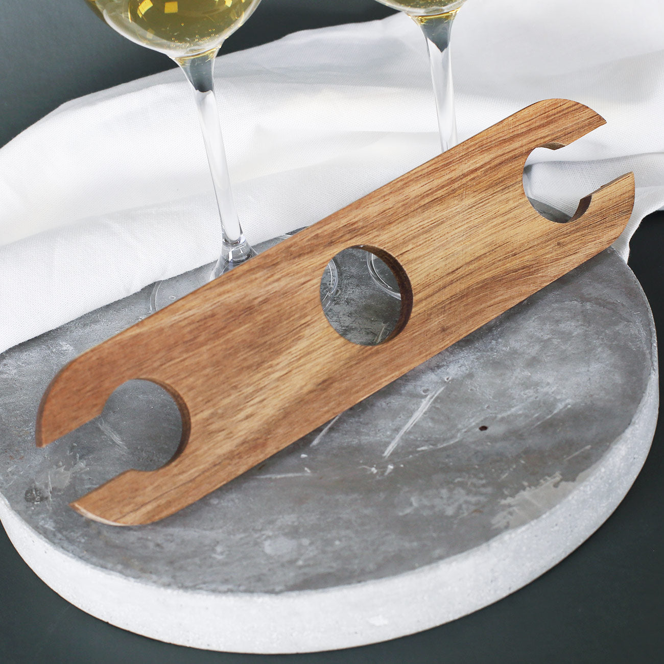 Holz-Weinbutler für zwei Gläser und eine Weinflasche, liegend auf Serviette