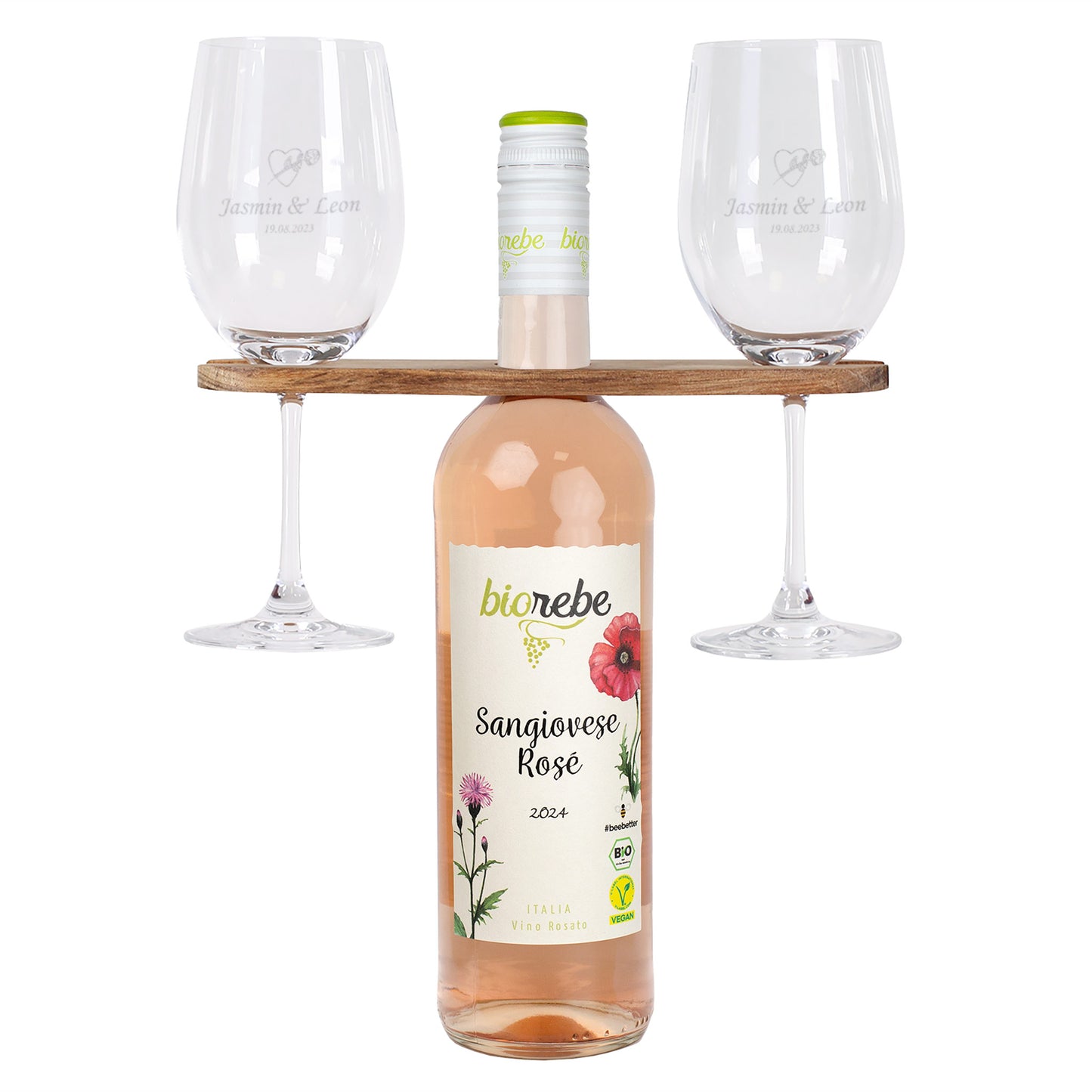 Geschenkidee Hochzeit: Biorebe Sangiovese Rosé mit gravierten Weingläsern „Jasmin & Leon – 19.08.2023“ und Herzmotiv, auf Holz-Weinbutler