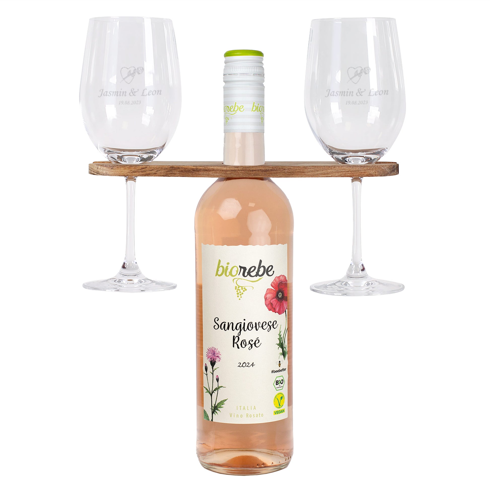 Geschenkidee Hochzeit: Biorebe Sangiovese Rosé mit gravierten Weingläsern „Jasmin & Leon – 19.08.2023“ und Herzmotiv, auf Holz-Weinbutler