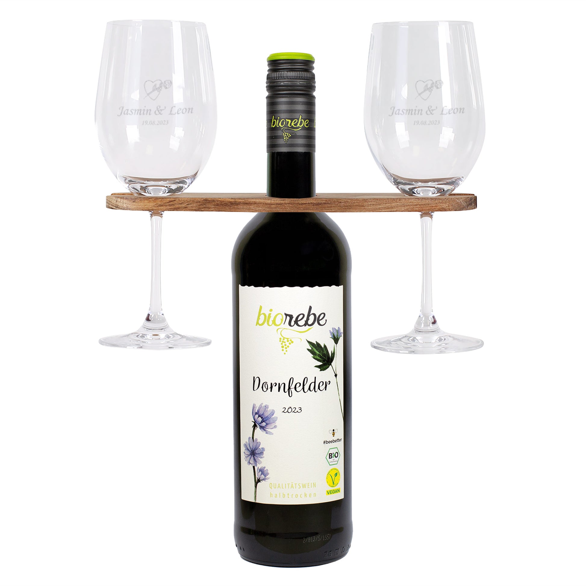 Geschenkidee Hochzeit: Biorebe Dornfelder Rotwein mit gravierten Weingläsern „Jasmin & Leon – 19.08.2023“ und Herzmotiv, auf Holz-Weinbutler