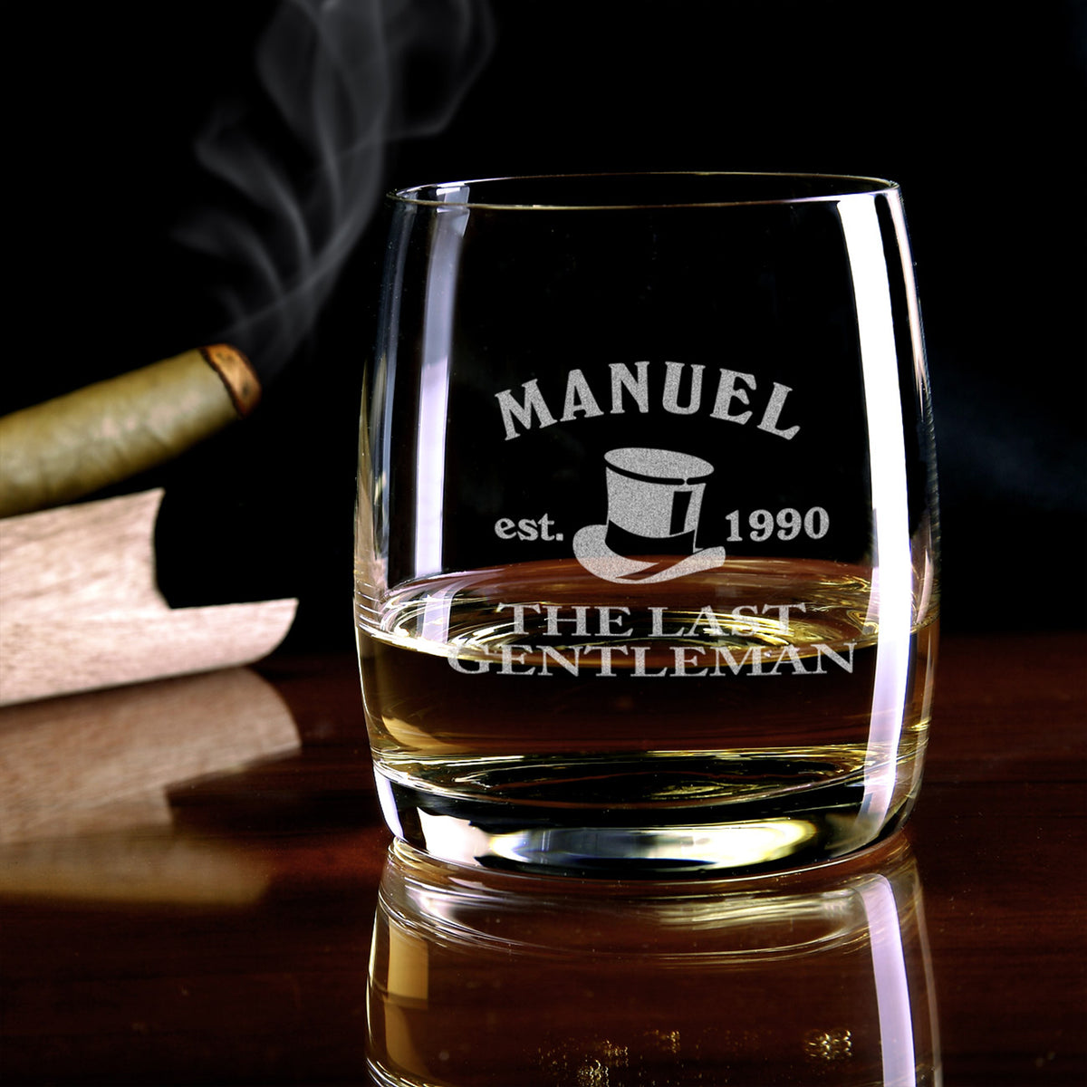 Personalisiertes Whiskyglas „The Last Gentleman Manuel est. 1990“ mit Whisky und Zigarre