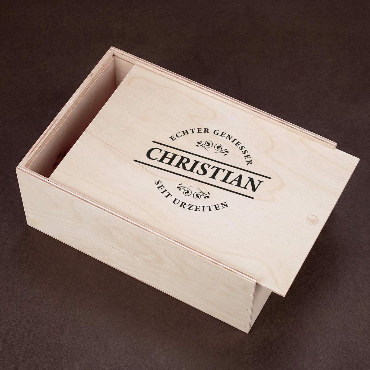 Personalisierte Whisky-Geschenkbox aus Holz mit Aufdruck „Echter Genießer“, Wunschname Christian und Schriftzug „Seit Urzeiten“