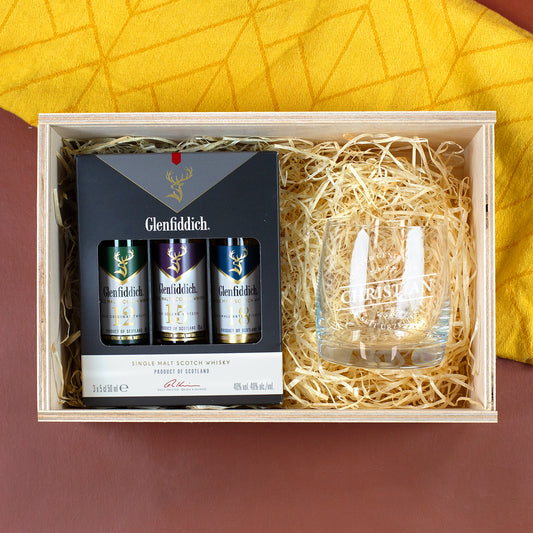 Geöffnete Whisky-Geschenkbox mit Glenfiddich Tasting Set und personalisiertem Whiskyglas „Echter Genießer Christian“