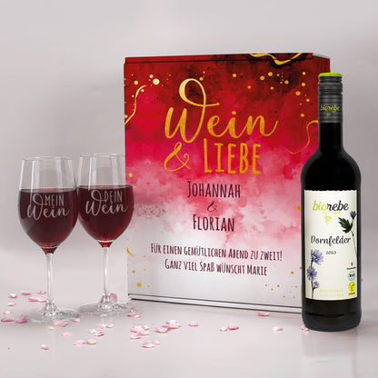 Geschenkset Wein & Liebe mit Biorebe Dornfelder, zwei gravierten Weingläsern „Mein Wein“ und „Dein Wein“ und personalisierter Pappbox