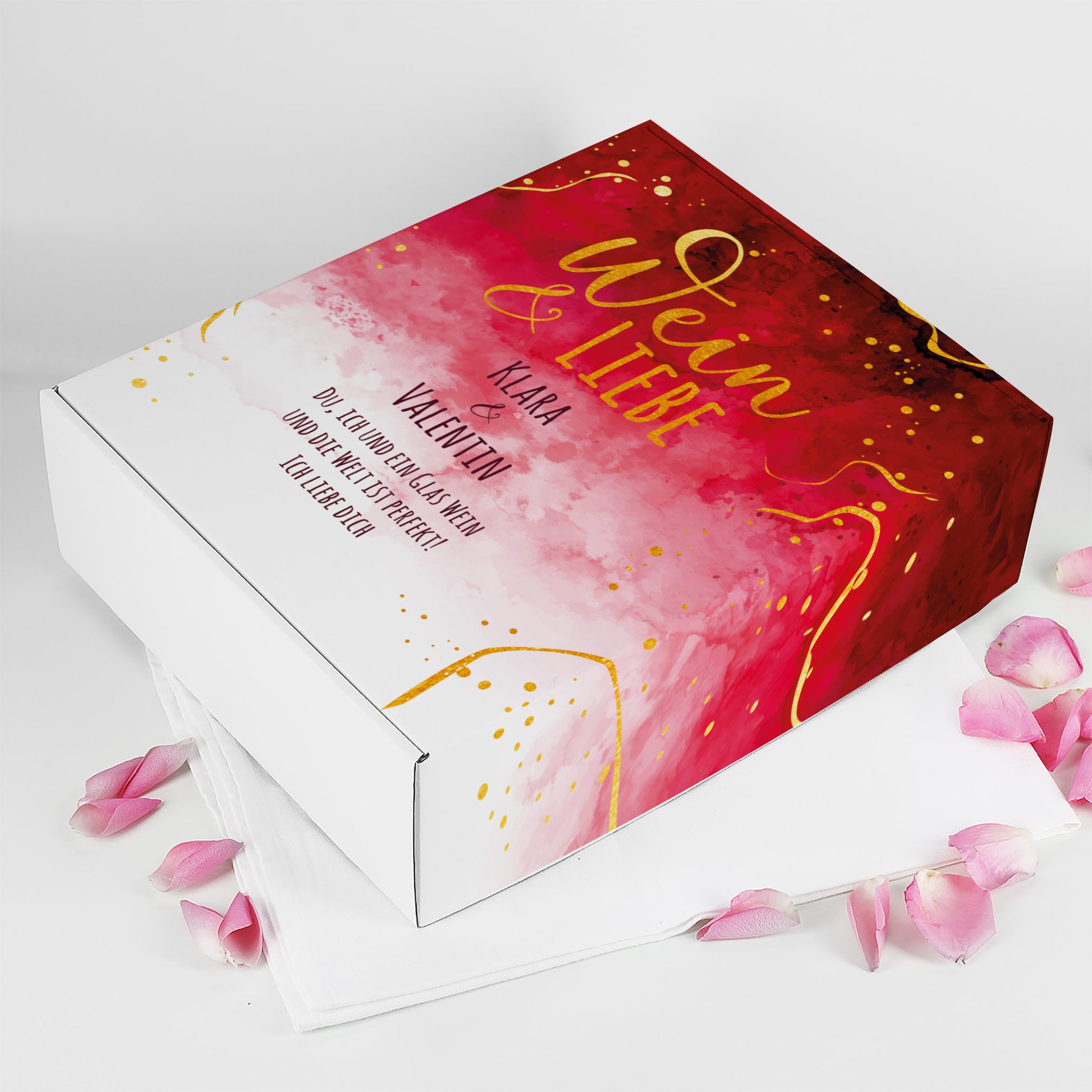 Bedruckte Geschenkbox „Wein & Liebe“ mit rotem Watercolor-Design und goldenen Akzenten, liegend