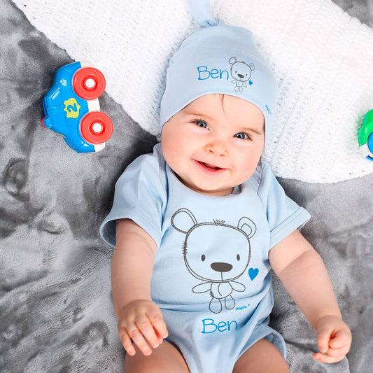 Body und Mütze mit Namensaufdruck