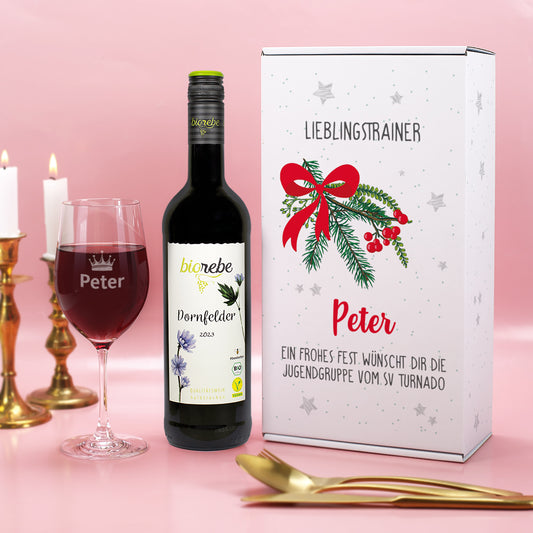 Geschenkset mit Biorebe Dornfelder Rotwein, graviertem Weinglas mit Name „Peter“ und weihnachtlicher Geschenkbox mit Tannenzweig- und Schleifenmotiv
