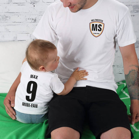 T-Shirts vorne und hinten als Fussball-Weltmeister-Trikot mit Name Wunschtext und Zahl bedruckt