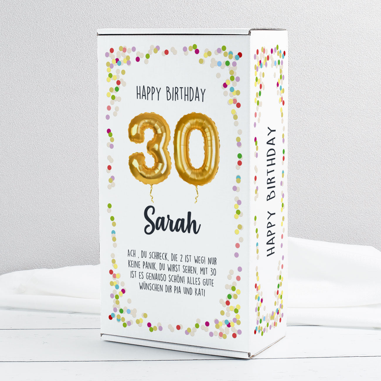 Geschenkbox „Happy Birthday 30 Sarah“ mit buntem Konfetti-Design und Spruch, seitlich abfotografiert