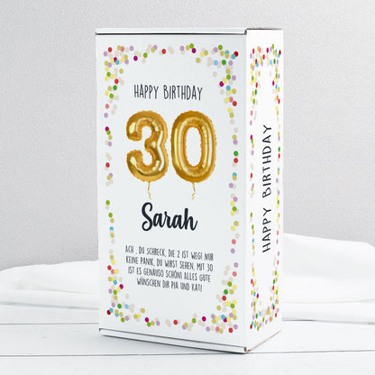 Geschenkbox „Happy Birthday 30 Sarah“ mit buntem Konfetti-Design und Spruch, seitlich abfotografiert