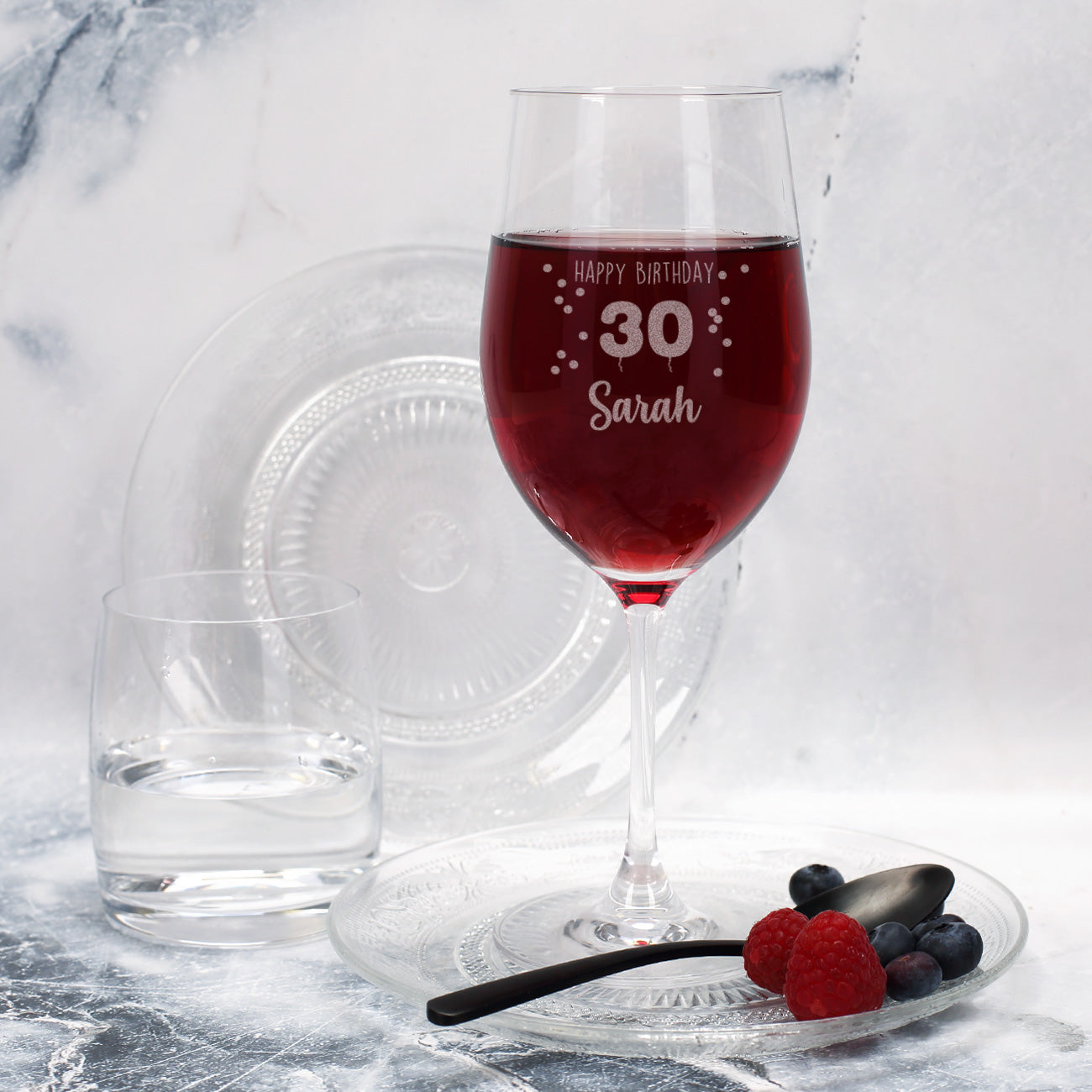 Leonardo Weinglas mit Gravur „Happy Birthday 30 Sarah“ und roten Beeren, gefüllt mit Rotwein