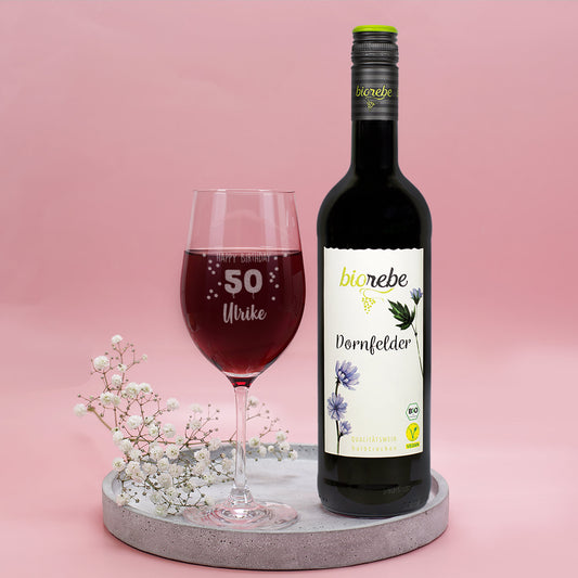Geschenkset mit Biorebe Dornfelder, graviertem Leonardo-Weinglas „Happy Birthday 50 Ulrike“ und weißer Geburtstagsbox mit goldenen Ballon-Zahlen und Konfetti-Design.