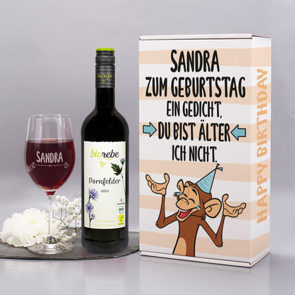 Geschenkset mit Biorebe Dornfelder Rotwein, graviertem Weinglas mit Name Sandra und Geschenkbox mit lustigem Affenmotiv und Spruch „Zum Geburtstag ein Gedicht, du bist älter, ich nicht.“