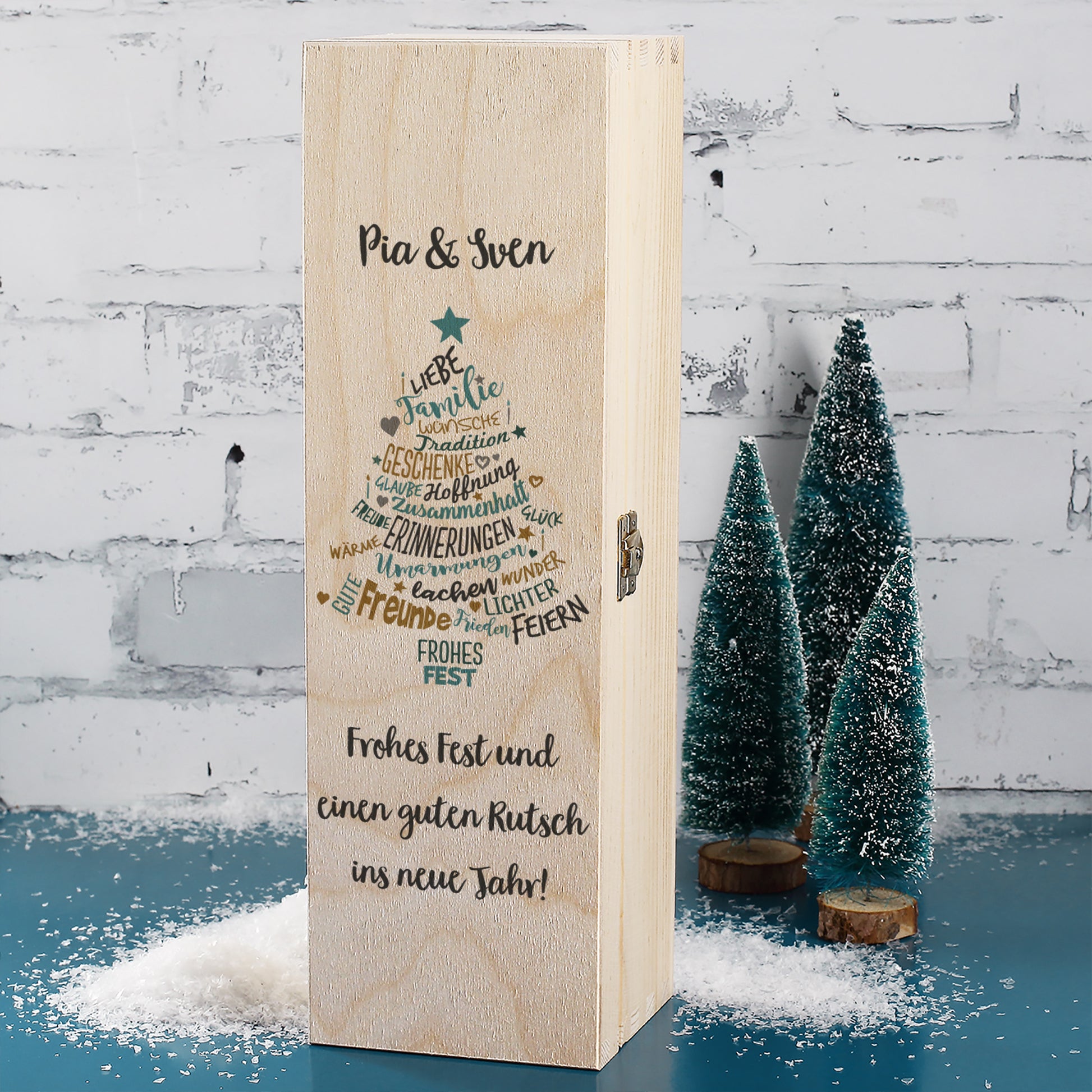 Personalisierte Weihnachts-Holzbox mit Tannenbaum-Wortwolke und Gravur „Pia & Sven – Frohes Fest und einen guten Rutsch ins neue Jahr!“
